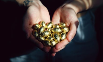 Oro e cioccolato, le due facce dell’uovo pasquale