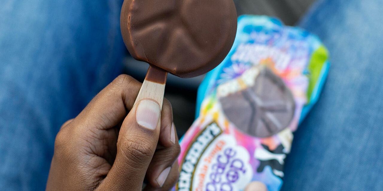 Ben & Jerry’s lancia Peace Pop, un messaggio di pace sul primo gelato da passeggio del brand