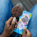 Ben & Jerry’s lancia Peace Pop, un messaggio di pace sul primo gelato da passeggio del brand